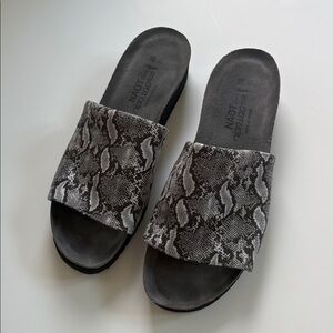 Naot Alana women’s slip-on slide black white python. Size 38 US size 7.5